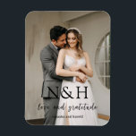 Imán Foto de Natasha Monograma Boda moderno<br><div class="desc">Moderno imán boda con un diseño sencillo y mínimo con tu monograma en negrita junto con "amor y gratitud" en un elegante guión de escritura a mano y tus nombres a continuación.</div>