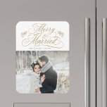 Imán Foto de Navidad de recién casados con dorado y ale<br><div class="desc">Elegante y romántica caligrafía con ramitas de piña y una foto. ¡Para una personalización más avanzada de este diseño,  haga clic en el botón de HERRAMIENTA DE DISEÑO AZUL de arriba!</div>