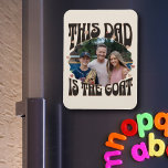 Imán Foto de papá de la cabra más grande de todos los t<br><div class="desc">¡Regalo de fotos para papá de sus hijos para hacerle saber que es el mejor de todos los tiempos! Diseño retro divertido con tipografía de forma libre, corazones de amor y paleta de colores vintage. Utilice la plantilla de personalización para añadir su foto y ajustar a la perfección y, a...</div>