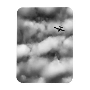 Imán Foto de pequeño avión volando en un cielo nublado