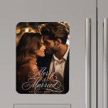 Imán Foto de recién casados en su primera Navidad, aleg<br><div class="desc">Elegante y romántica letra de caligrafía giratoria con una foto. ¡Para una personalización más avanzada de este diseño,  haga clic en el BOTÓN DE HERRAMIENTA DE DISEÑO AZUL de arriba!</div>