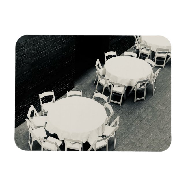 Imán Foto de sillas y mesas blancas (Horizontal)
