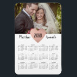 Imán Foto del calendario de la boda de 2019 de los reci<br><div class="desc">Magnate de calendario fotográfico con sus nombres y un corazón dorado. Ideal para Navidades recién casados y para el favor de la boda.</div>