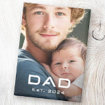 Imán Foto del recién nacido del día del padre del padre<br><div class="desc">Un imán frigorífico que muestra tu foto y el texto "Dad" en una letra moderna,  con el año que viene más abajo como un overlay blanco.</div>