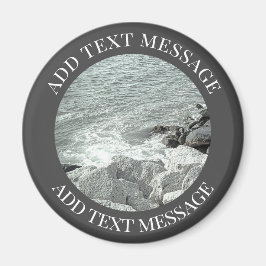 Imán Foto en blanco y negro de una costa rocosa en el o