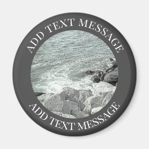 Imán Foto en blanco y negro de una costa rocosa en el o