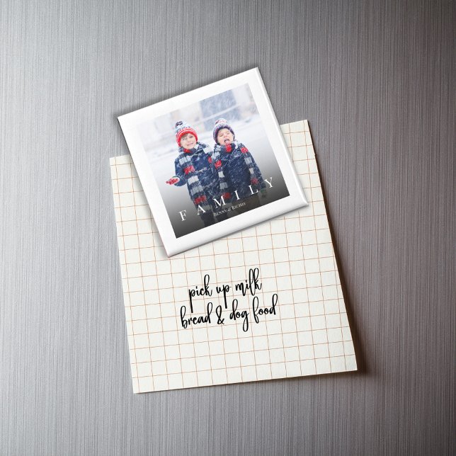 Imán Foto familiar simple personalizada (Simple minimalist photo magnet with "FAMILY" typography)