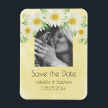 Imán Foto floral blanca de Daisies Save the Date<br><div class="desc">Perfectas mareas blancas sobre un fondo de color amarillo angustiado. Agrega tu foto favorita para ese toque personal. Tan dulce y perfecto "Save the Date" para enviar a todos sus invitados un recordatorio muy personal para celebrar su día especial. Les encantará esta atención especial para recordar a su boda y...</div>