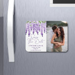Imán Foto Guardar la fecha Boda de Wisteria de acuarela<br><div class="desc">Foto Save The Date Watercolor Wisteria Wedding Save The Date Magnets (Guardar la boda de color de agua) contiene elegantes flores de glicinia en lila suave, lavanda y púrpura con vegetación en un fondo blanco con la información de Save The Date debajo incluyendo un código QR personalizado. Personalice editando el...</div>