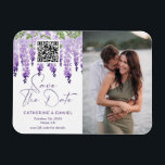 Imán Foto Guardar la fecha Boda de Wisteria de acuarela<br><div class="desc">Foto Save The Date Watercolor Wisteria Wedding Save The Date Magnets (Guardar la boda de color de agua) contiene elegantes flores de glicinia en lila suave, lavanda y púrpura con vegetación en un fondo blanco con la información de Save The Date debajo incluyendo un código QR personalizado. Personalice editando el...</div>