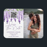 Imán Foto Guardar la fecha Boda de Wisteria de acuarela<br><div class="desc">Foto Save The Date Watercolor Wisteria Wedding Save The Date Magnets (Guardar la boda de color de agua) contiene elegantes flores de glicinia en lila suave, lavanda y púrpura con vegetación en un fondo blanco con la información de Save The Date debajo incluyendo un código QR personalizado. Personalice editando el...</div>