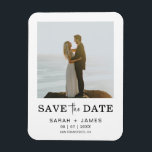 Imán Foto minimalista Elegante Moderna Guardar La Fecha<br><div class="desc">Un simple pero elegante imán Save the Date,  presenta una foto en la parte delantera y trasera junto con un diseño gráfico moderno que se puede personalizar con todos los detalles de tu boda.</div>