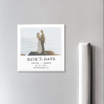 Imán Foto minimalista Elegante Moderna Guardar La Fecha<br><div class="desc">Un simple pero elegante imán Save the Date,  presenta una foto en la parte delantera y trasera junto con un diseño gráfico moderno que se puede personalizar con todos los detalles de tu boda.</div>