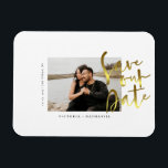 Imán Foto Moderna Boda De Oro Guardar La Fecha Magnet<br><div class="desc">El diseño muestra su impresionante foto con la frase Save The Date en un guión moderno de oro. Fácilmente personalizar con información importante de elección. Complementará cualquier tema boda moderno,  y en cualquier temporada.</div>