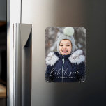 Imán Foto moderna con guión de nieve Let it Snow<br><div class="desc">¡Desee a amigos y familia una Feliz Navidad con un lindo imán de fotos de vacaciones! El imán muestra tu foto vertical con sutiles ráfagas de nieve que bordean el diseño. "Let it Snow" se muestra en un guión de caligrafía blanco y moderno con el nombre de su familia a...</div>