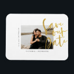 Imán Foto moderna de Boda de oro salva la fecha<br><div class="desc">El diseño muestra su impresionante foto con la frase Save The Date en un guión moderno de oro.  Fácilmente personalizar con información importante de elección.  Complementará cualquier tema boda moderno,  y en cualquier temporada.</div>