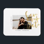 Imán Foto moderna de Boda de oro salva la fecha<br><div class="desc">El diseño muestra su impresionante foto con la frase Save The Date en un guión moderno de oro.  Fácilmente personalizar con información importante de elección.  Complementará cualquier tema boda moderno,  y en cualquier temporada.</div>