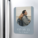 Imán Foto moderna del arco de Boho Dusty Blue Salve la<br><div class="desc">Las bodas modernas ahorran el imán de dátiles con un elegante diseño de moda y estilo boho minimalista con tu foto en un marco de arco.</div>
