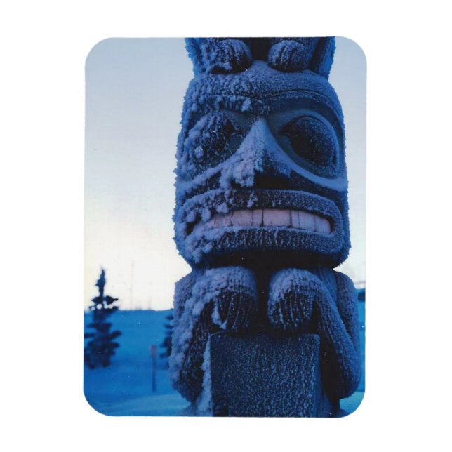 Imán Foto nocturna de invierno de Alaskan Totem Pole (Vertical)