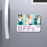 Imán Foto personalizada de los mejores amigos de BFFs G<br><div class="desc">Este diseño presenta un moderno texto de BFF hecho de corazones ondulados y tres rompecabezas de fotos con sus nombres personalizados. Celebra tu amistad con tus mejores amigos con este magnífico regalo. Añade tus propias fotos y edita los nombres en los cuadros de texto que te dan #puzzle #jigsaw #jigsawpuzzles...</div>