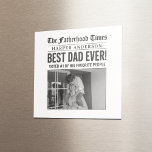Imán Foto personalizada del mejor periódico de papá<br><div class="desc">¡Celebra la grandeza de papá con este imán personalizado al estilo de un periódico! Con un audaz titular de "¡Mejor Papá Nunca!", un nombre de personalizable y un espacio para una foto preciada, este divertido diseño imita una página principal de un periódico clásico de "The Fatherhood Times". Un pequeño regalo...</div>