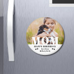 Imán Foto personalizada moderna de Dog Mom Happy Birthd<br><div class="desc">Mamá Perra Feliz Cumpleaños Modernos Retratos Personalizados Fotográficos. Este diseño moderno presenta un texto blanco "MOM" sobre tu foto favorita en un fondo blanco con el texto editable "Feliz cumpleaños (tu texto y nombre)" escrito en tipografía moderna acentuada con huellas de pata. Personalice el texto editando el cuadro de texto....</div>