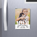 Imán Foto personalizada moderna de Dog Mom Happy Birthd<br><div class="desc">Mamá Perra Feliz Cumpleaños Modernos Retratos Personalizados Fotográficos. Este diseño moderno presenta un texto blanco "MOM" sobre tu foto favorita en un fondo blanco con el texto editable "Feliz cumpleaños (tu texto y nombre)" escrito en tipografía moderna acentuada con huellas de pata. Personalice el texto editando el cuadro de texto....</div>