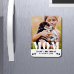 Imán Foto personalizada moderna de Dog Mom Happy Birthd<br><div class="desc">Mamá Perra Feliz Cumpleaños Modernos Retratos Personalizados Fotográficos. Este diseño moderno presenta un texto blanco "MOM" sobre tu foto favorita en un fondo blanco con el texto editable "Feliz cumpleaños (tu texto y nombre)" escrito en tipografía moderna acentuada con huellas de pata. Personalice el texto editando el cuadro de texto....</div>