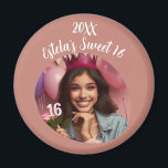 Imán Foto personalizada Sweet 16th Birthday Keepsake<br><div class="desc">Este imán festivo es el tesoro perfecto para recordar la celebración del hito de los dulces 16. Personaliza con la foto,  nombre y año del chica de cumpleaños. También puede cambiar los colores del texto y del fondo.</div>