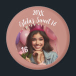 Imán Foto personalizada Sweet 16th Birthday Keepsake<br><div class="desc">Este imán festivo es el tesoro perfecto para recordar la celebración del hito de los dulces 16. Personaliza con la foto,  nombre y año del chica de cumpleaños. También puede cambiar los colores del texto y del fondo.</div>