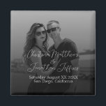 Imán Foto personalizado Boda blanco y negro<br><div class="desc">Este moderno imán de boda o de compromiso incluye una fotografía en blanco y negro de la pareja al otro lado del fondo,  que se puede reemplazar con una foto de su propio personalizado. Un gradiente negro se extiende desde la parte inferior.</div>