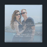 Imán Foto personalizado con el Boda Dusty Blue<br><div class="desc">Este moderno imán de boda o de compromiso incluye una fotografía de la pareja al otro lado del fondo que se puede reemplazar con una foto de su propio personalizado. Un degradado azul polvoriento se extiende desde la parte inferior.</div>