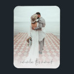 Imán Foto personalizado Recuerde este momento recién ca<br><div class="desc">Foto Romántica Personalizado Recuerdan Este Momento A Los Recién Matrimonios. Romántico sigue con las manos para que se muestre la nueva pareja casada. Simplemente reemplace la foto de muestra con su propio favorito de orientación vertical y de alta resolución. El refrán romántico "Recuerden este momento" está en un guión elegante...</div>