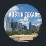 Imán Fotografía de Austin Texas City Skyline<br><div class="desc">Este moderno imán de Austin Texas presenta un hermoso cielo azul y nubes sobre el horizonte de la ciudad. Todos los edificios nuevos contra los árboles verdes de bonito que encarnan la belleza del centro urbano y la naturaleza del lugar. Excelente regalo de mantenimiento de viajes para un visitante o...</div>