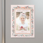 Imán Fotografía de Navidades rosados con marco de winte<br><div class="desc">Este elegante imán fotográfico de vacaciones cuenta con un marco de invierno rojo acuarela con un bonito arco de cinta y tipografía limpia. Para una personalización más avanzada de este diseño,  haga clic en el BOTÓN HERRAMIENTA DE DISEÑO AZUL de arriba.</div>