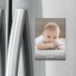 Imán Fotografía y texto blanco simple Estilo Keepsake m<br><div class="desc">Dé el regalo de recuerdos especiales con un elegante imán rectangular de fotos personalizados. Esta plantilla está configurada para un bebé, pero es fácil de personalizar con el nombre de una familia, amigo o mascota, las iniciales monogramadas de una pareja de bodas o cualquier otro texto de su elección. Los...</div>