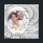 Imán fotográfico de diamantes a favor de la boda<br><div class="desc">Fotografía de la boda de los diamantes a favor del imán. Composición de imagen y ilustracion para elegante plantilla formal de boda, aniversario o partido de compromiso El texto es completamente personalizable. Añade tu información o cámbiala por completo. Seleccione una fuente y un color diferentes. La plantilla se puede utilizar...</div>