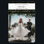 Imán fotográfico moderno Gracias Magnet<br><div class="desc">Envíe una invitación boda que sus invitados nunca olvidarán. En lugar de enviar una tarjeta o junto con la tarjeta,  envíe este imán. También un buen recuerdo para ti,  tus padres y amigos cercanos que quieran tener una foto conmemorando tu día.</div>