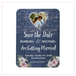 Imán Fotomía de madera rústica Boda floral Salva la fec<br><div class="desc">Esta hermosa acuarela Rustic Romantic Wood Twinkle Lights Floral Save the Date cuenta con un fondo de madera azul pizarra con flores rosas y blancas, con un toque de morado, resaltado por una foto de la novia y el novio. Los toques de caligrafía son un acompañamiento perfecto de las hermosas...</div>