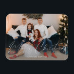 Imán Fotos de escritura moderna de Feliz Navidad<br><div class="desc">Envíe algunas Alegría de Navidades que se pueden continuar durante todo el año en un refrigerador o superficie magnética con su Merry Christmas Modern Script Photo Magnet.</div>