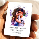 Imán Fotos de lavanda, guardar la fecha, boda floral<br><div class="desc">Anuncia tu día especial con este imán romántico de "save the date" que presenta un hermoso marco de foto de arco y delicadas flores de lavanda. La paleta de colores suaves y el diseño elegante crean una apariencia atemporal y sofisticada,  perfecta para bodas modernas y románticas.</div>