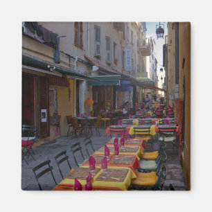 Imán Francia, Córcega. Mesas de café instaladas en estr