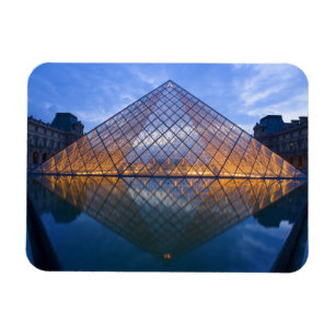 Imán Francia, París. El Louvre al anochecer. Crédito