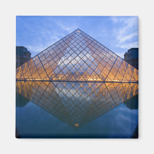 Imán Francia, París. El Louvre al anochecer. Crédito