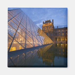 Imán Francia, París. El Louvre al anochecer. Crédito 3