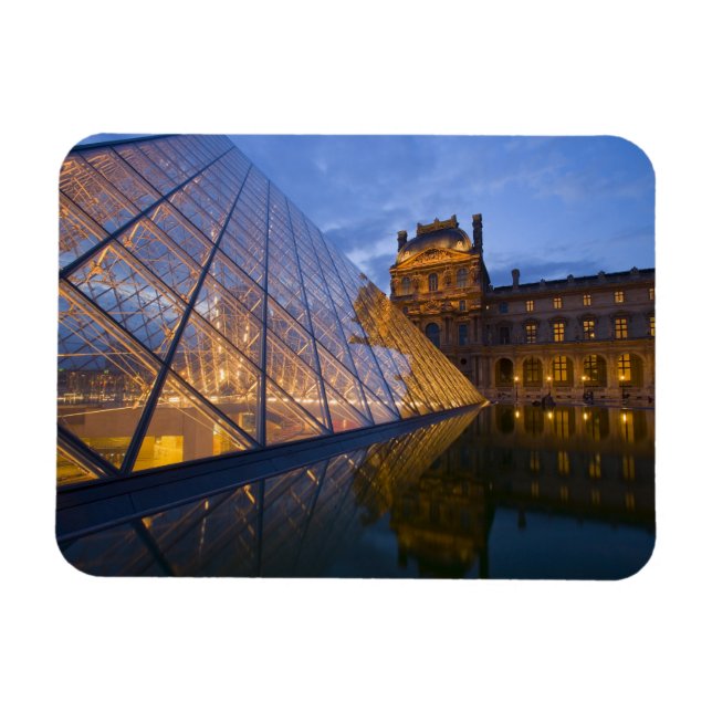 Imán Francia, París. El Louvre en el crepúsculo. Crédit (Horizontal)