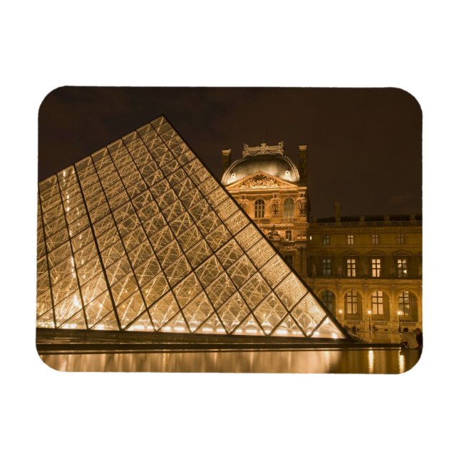 Imán Francia, París. El Louvre en el crepúsculo. Crédit (Horizontal)