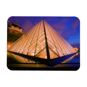 Imán Francia, París. El museo del Louvre al anochecer.