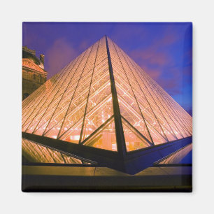Imán Francia, París. El museo del Louvre al anochecer.