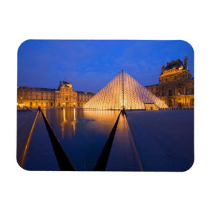 Imán Francia, París. El museo del Louvre al anochecer.